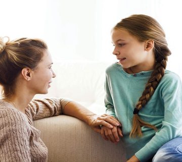 متخصص زنان و زایمان اصفهان | اولین پریودی در دختران چه نشانه هایی دارد و چه باید کرد ؟